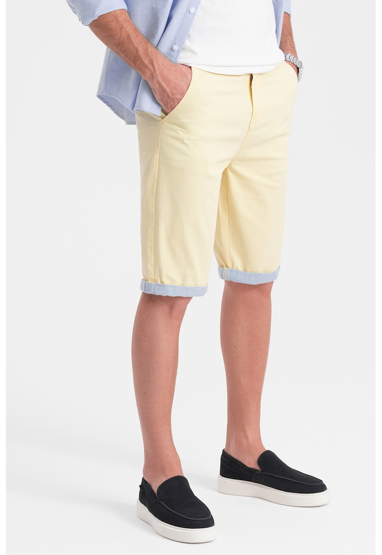 Pantaloni chino scurti cu terminatie contrastanta - Galben pal