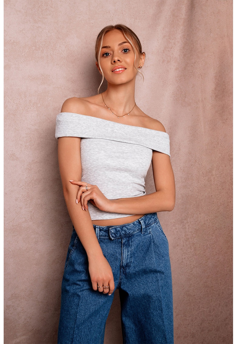 Top cu striatii si decolteu pe umeri