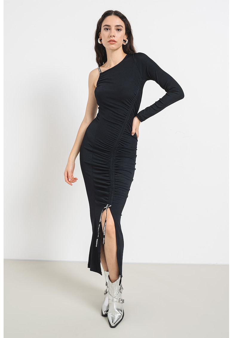 Rochie cu decolteu pe umeri si slit lateral