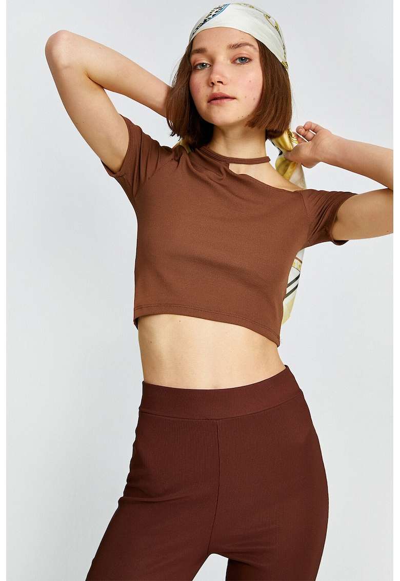 Tricou crop cu decupaj