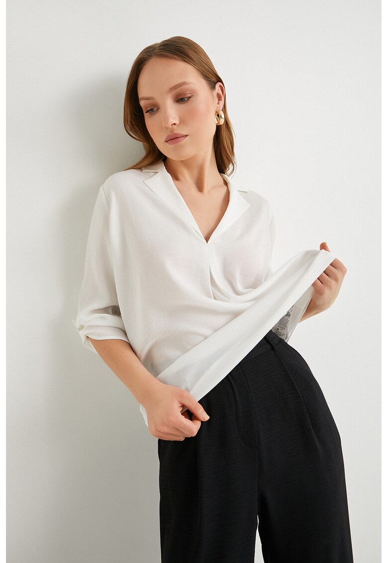 Bluza cu revere decupate