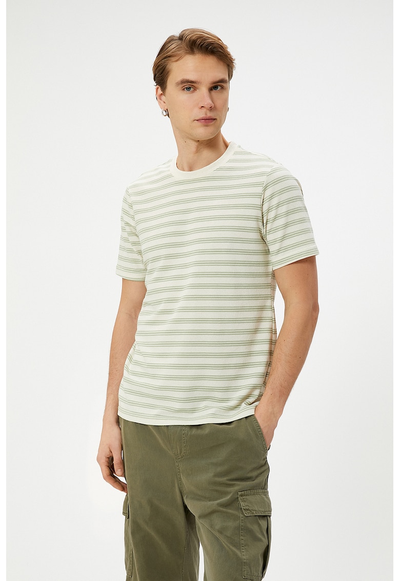 Tricou cu decolteu la baza gatului si model in dungi