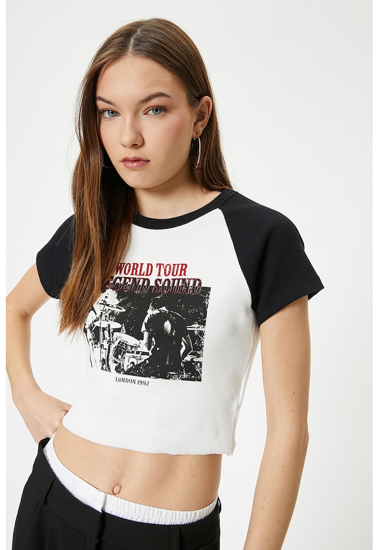 Tricou crop cu decolteu la baza gatului si imprimeu grafic