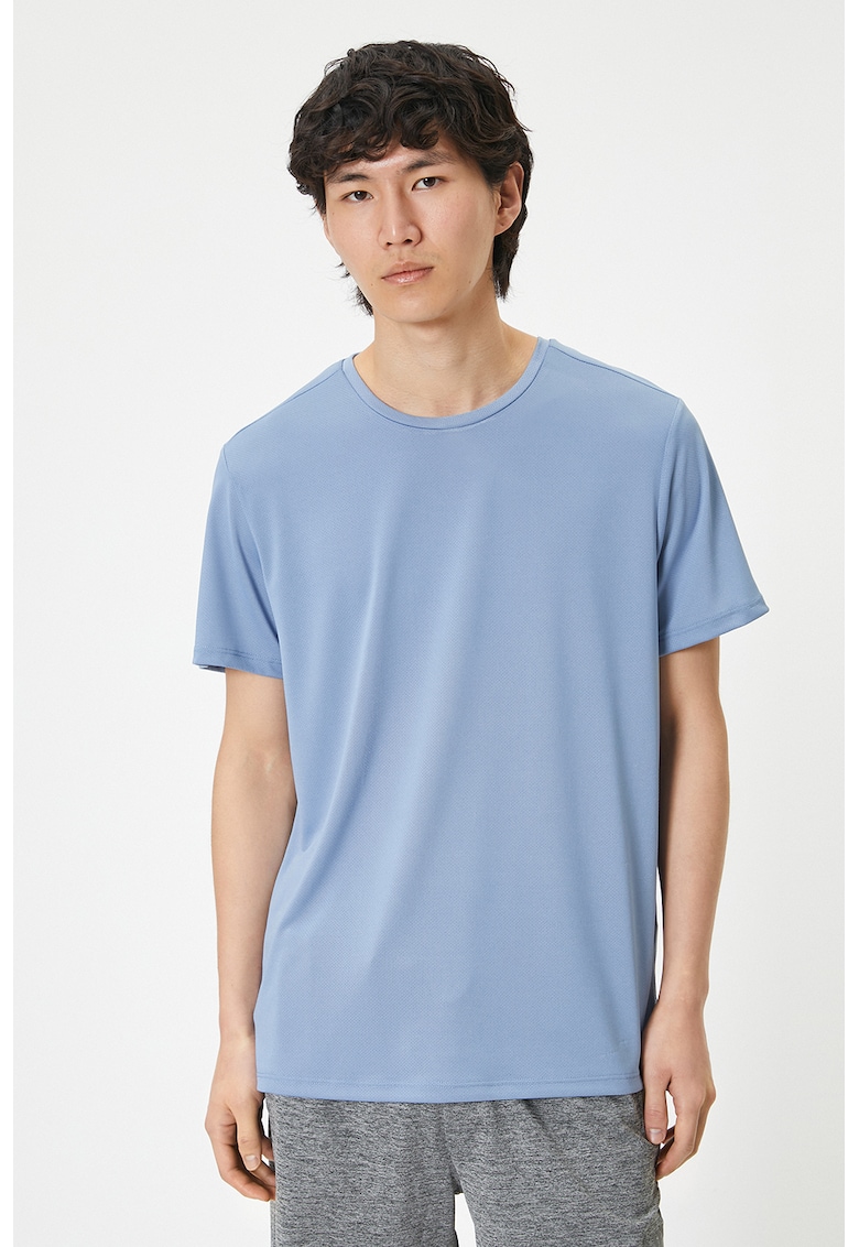 Tricou cu decolteu la baza gatului