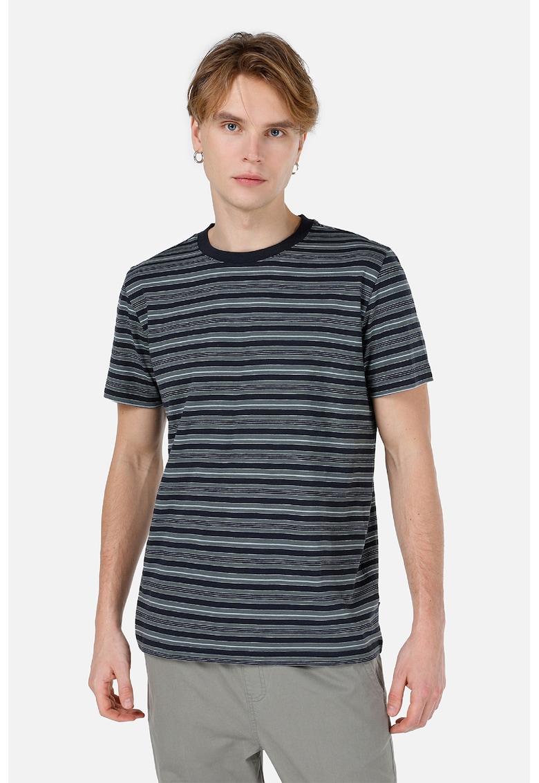 Tricou cu decolteu la baza gatului si model in dungi