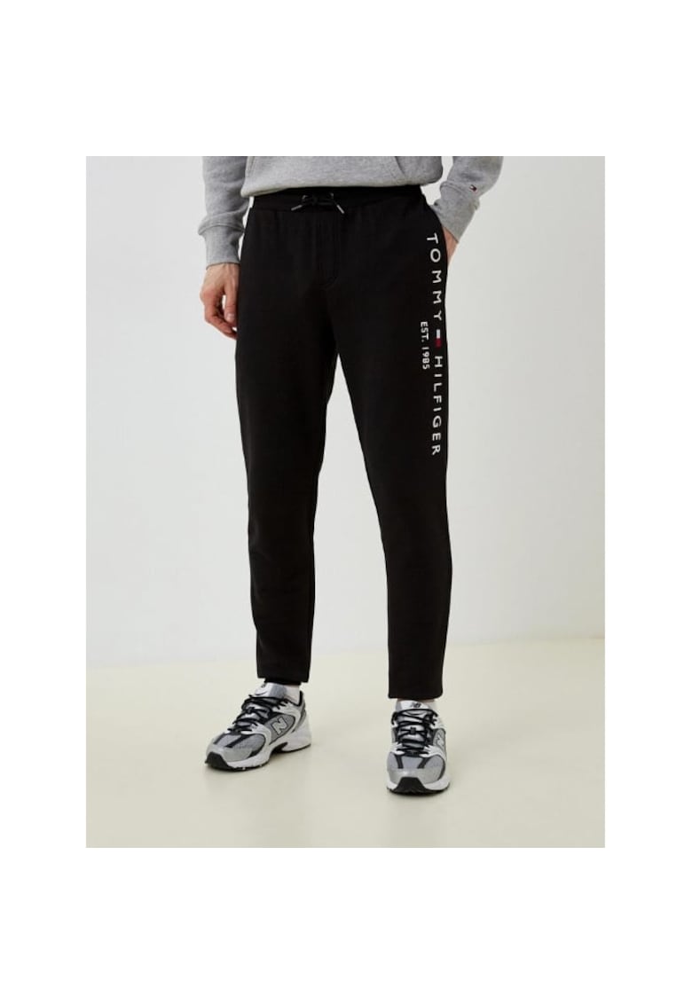 Pantaloni sport barbati Basic Branded cu logo brodat si croiala Regular Fit - negru