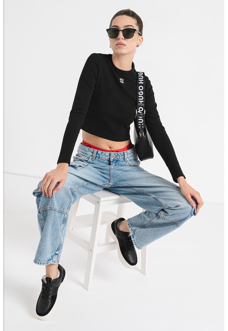 Bluza crop cu decolteu la baza gatului