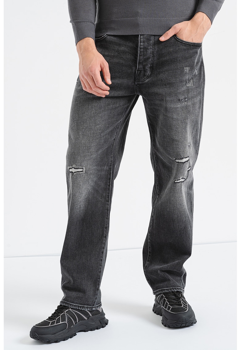 Blugi cu talie medie si aspect deteriorat