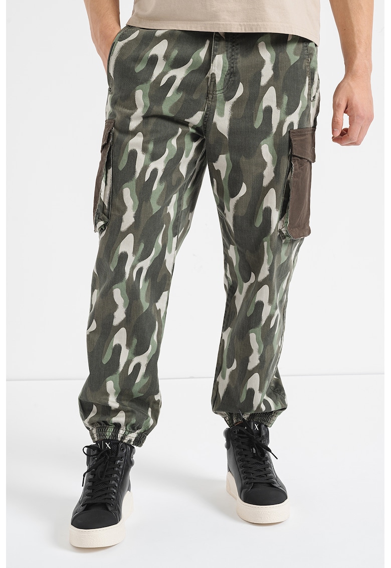 Pantaloni cargo cu model camuflaj