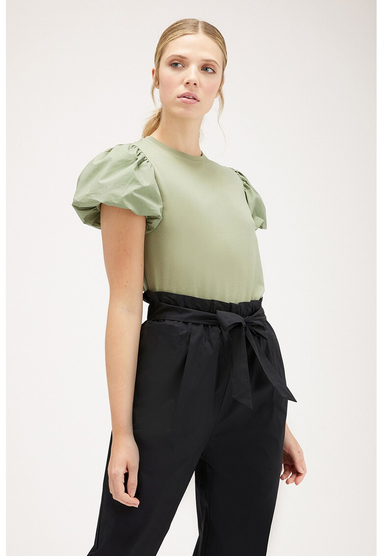 Bluza cu model uni si maneci evazate
