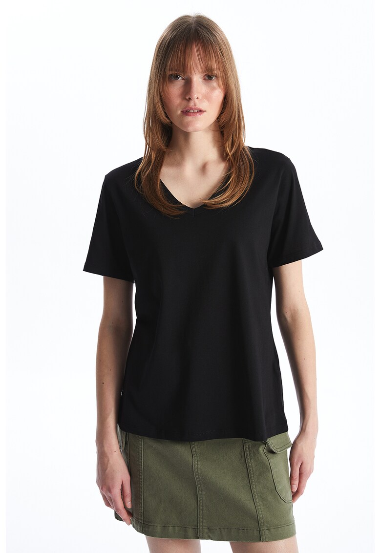 Bluza cu decolteu la baza gatului si model