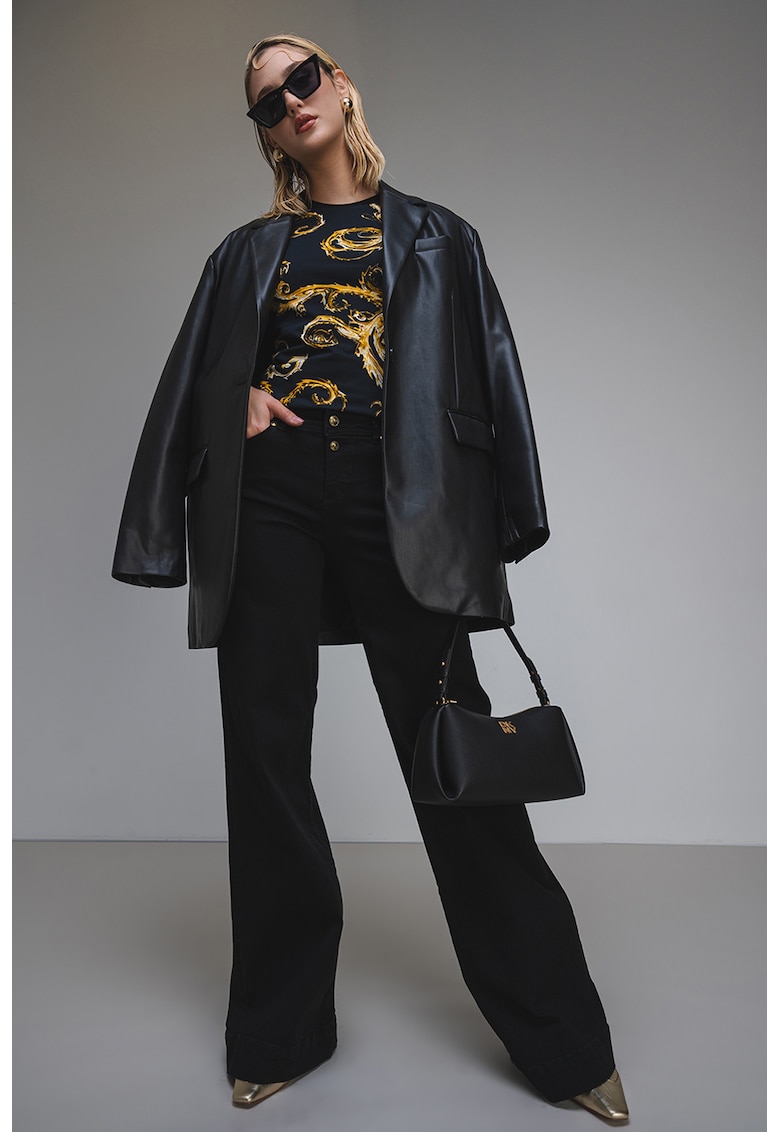 Tricou cu decolteu la baza gatului si model