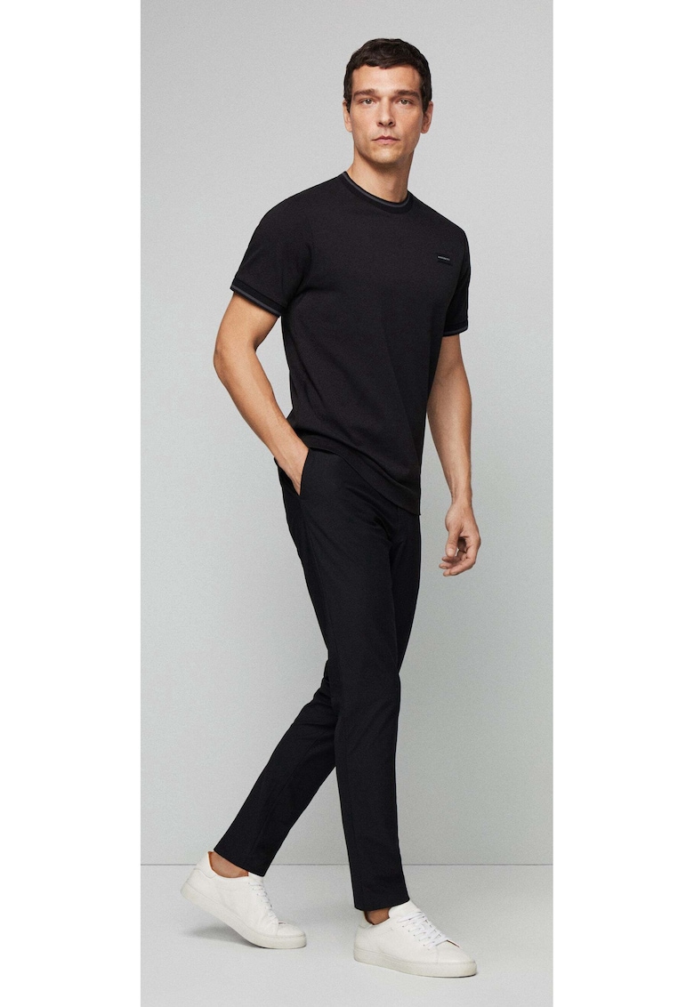Tricou cu decolteu la baza gatului - Negru
