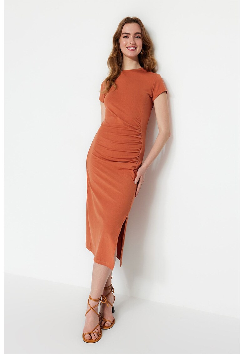Rochie cu croiala bodycon si slit lateral