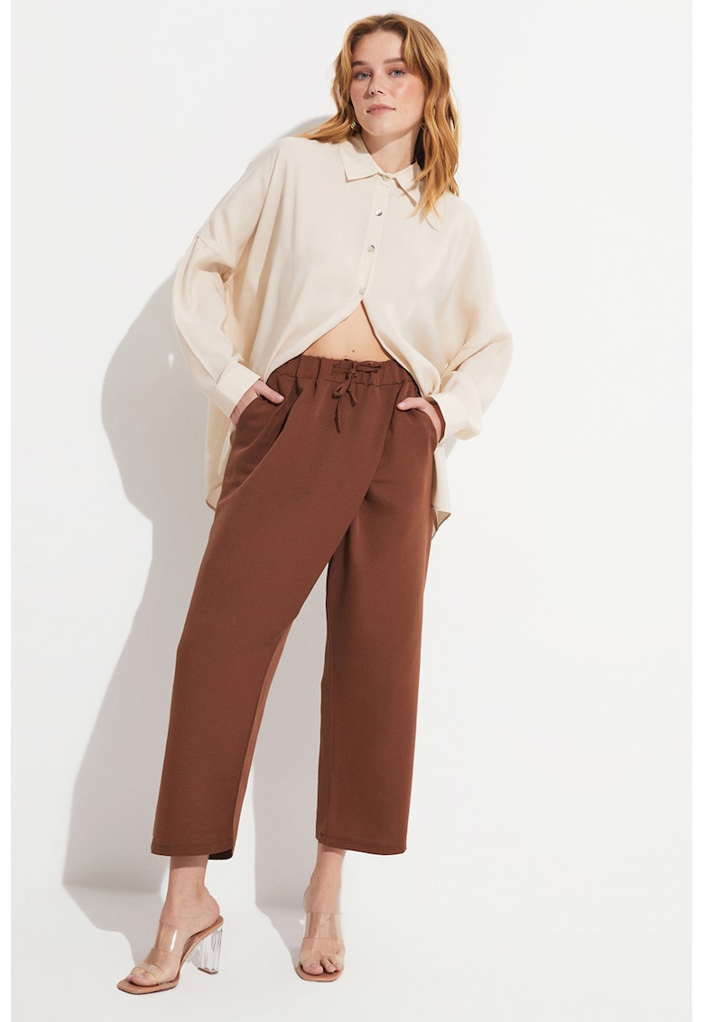 Pantaloni crop cu croiala dreapta