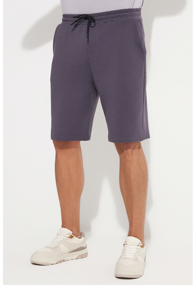 Pantaloni scurti cu talie ajustabila