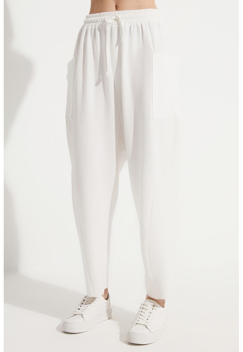 Pantaloni lejeri cu snur si buzunare laterale