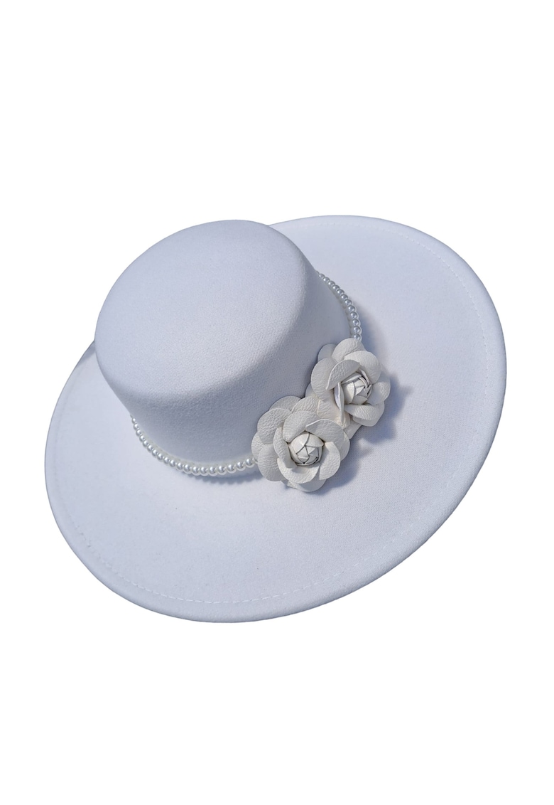 Palarie alba - stil canotiera - cu bor lat - handmade - cu flori si perle - Serafina Palarie alba - stil canotiera - cu bor lat - handmade - cu flori si perle - Serafina
