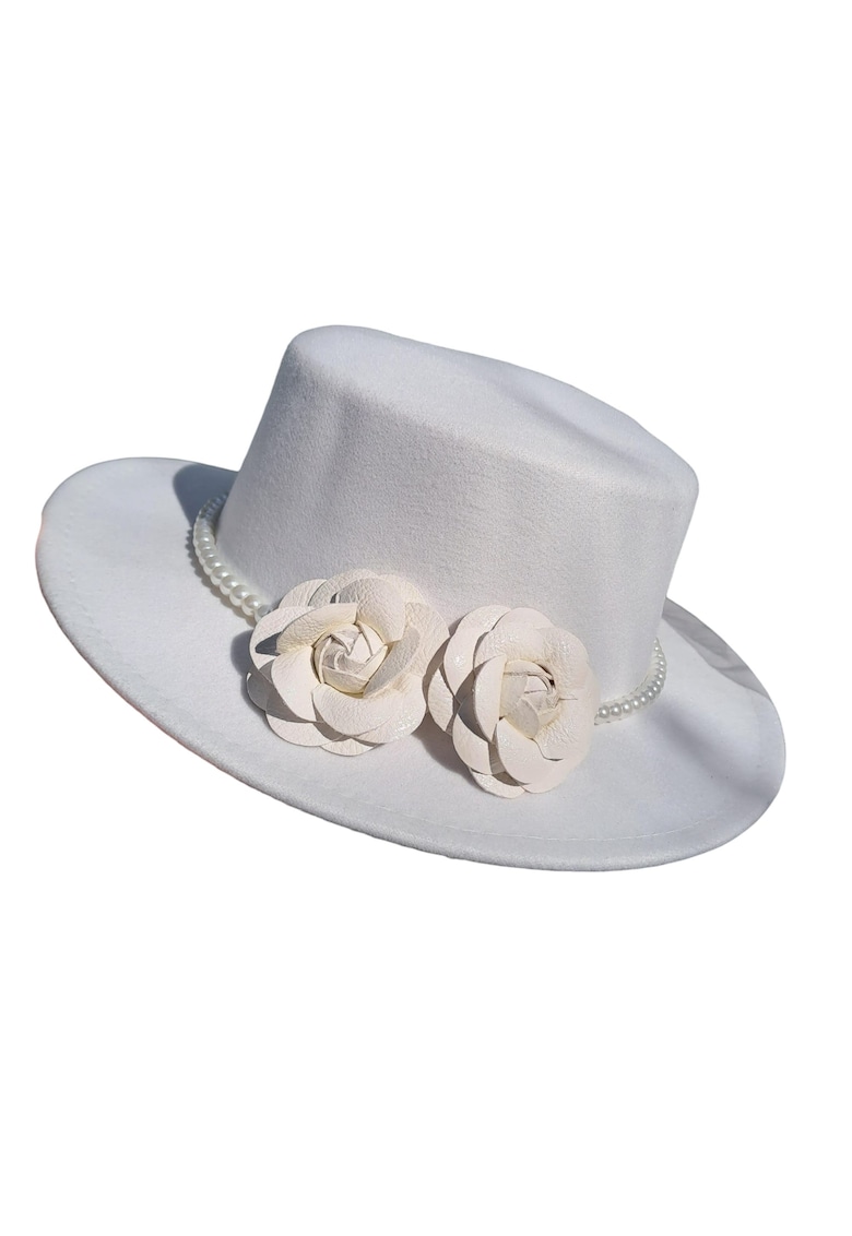 Palarie alba - stil canotiera - handmade - cu flori si perle - Semina