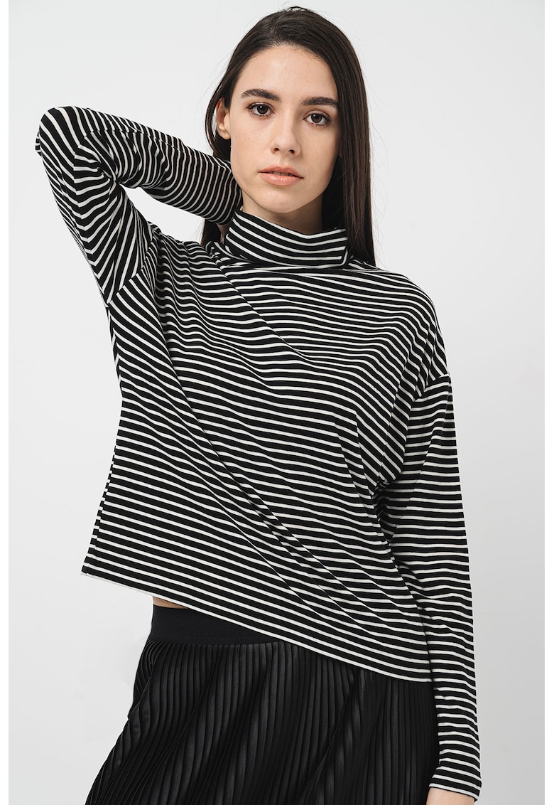 Bluza cu guler inalt si model in dungi