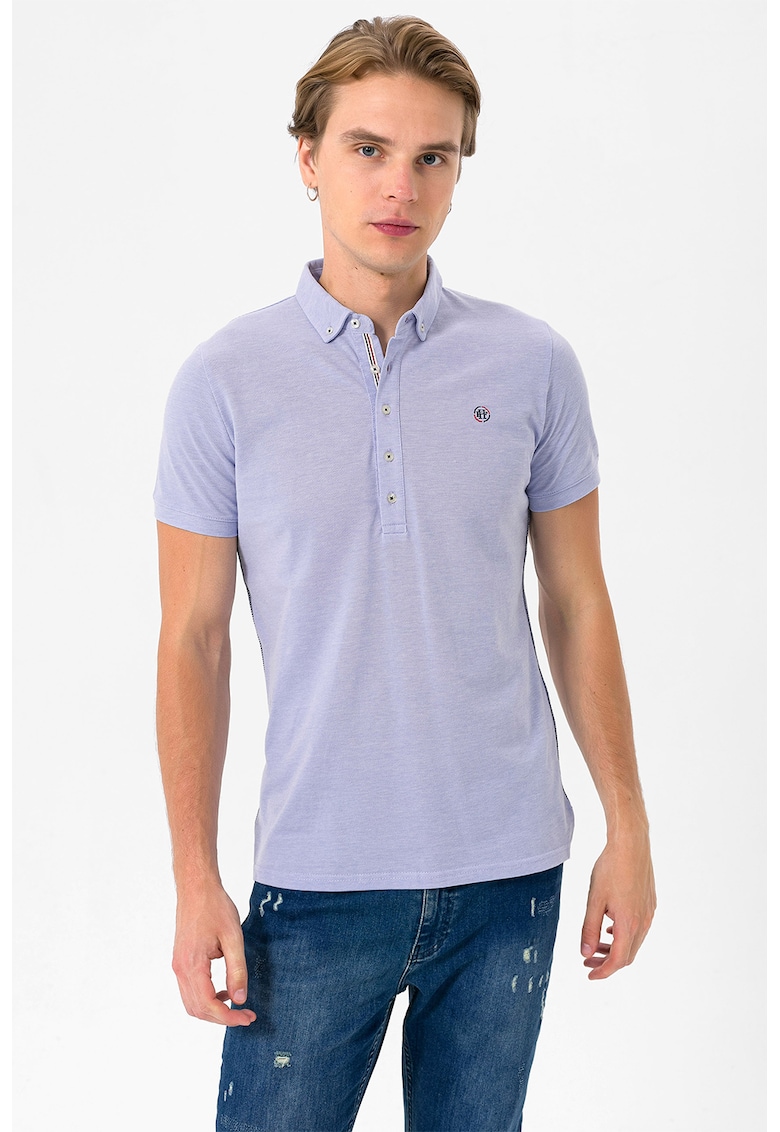 Tricou polo cu guler fixat cu nasturi