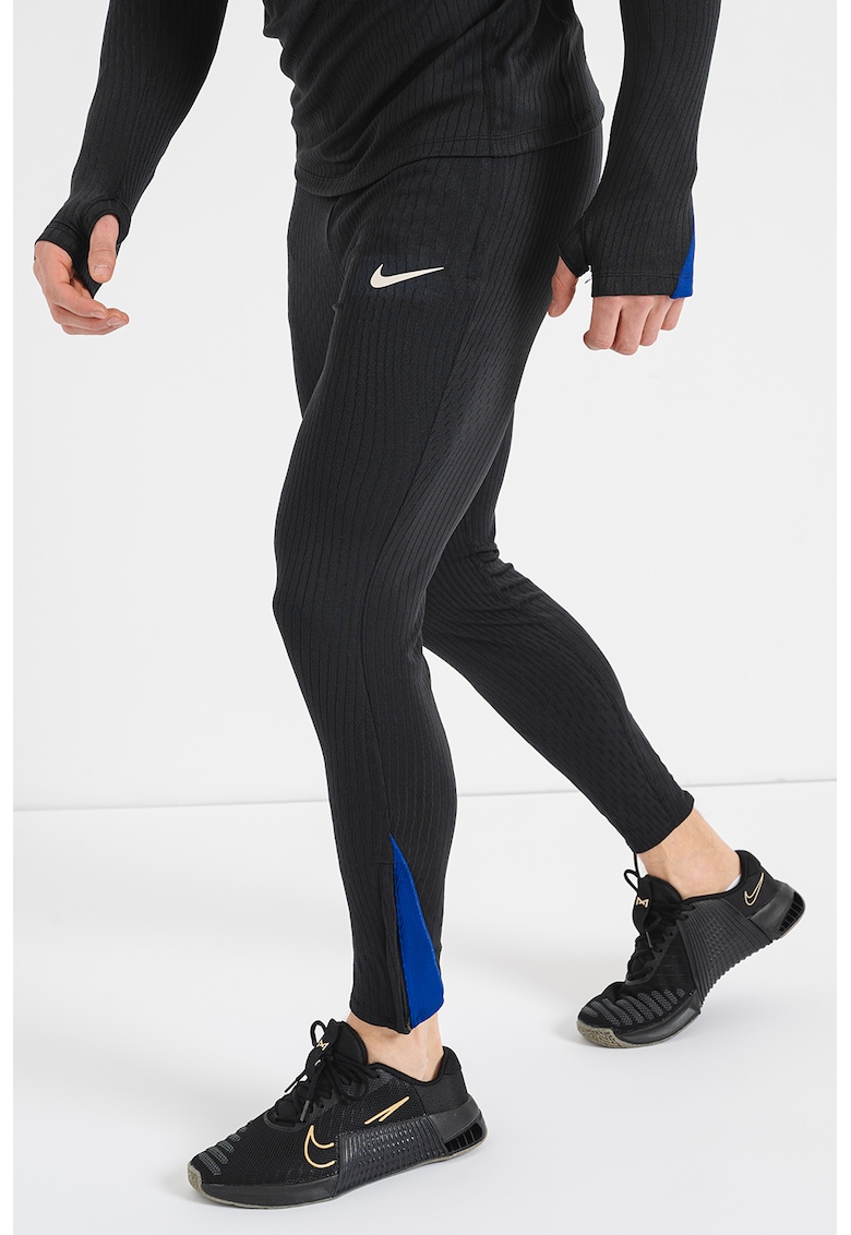 Pantaloni cu slituri la terminatii pentru fotbal