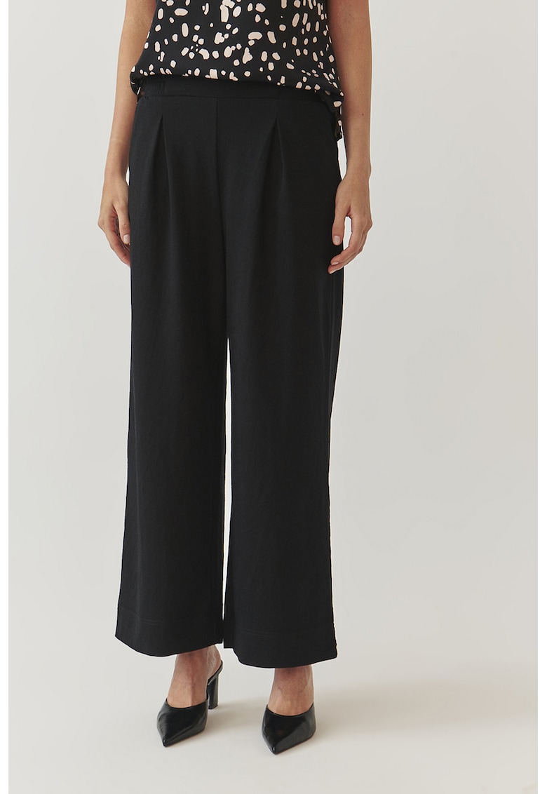 Pantaloni cu pliuri in partea din fata si croiala ampla