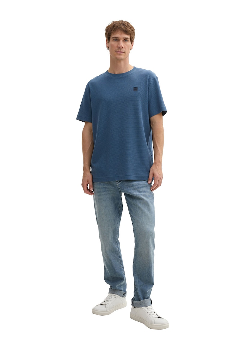 Tricou cu decolteu la baza gatului si striatii