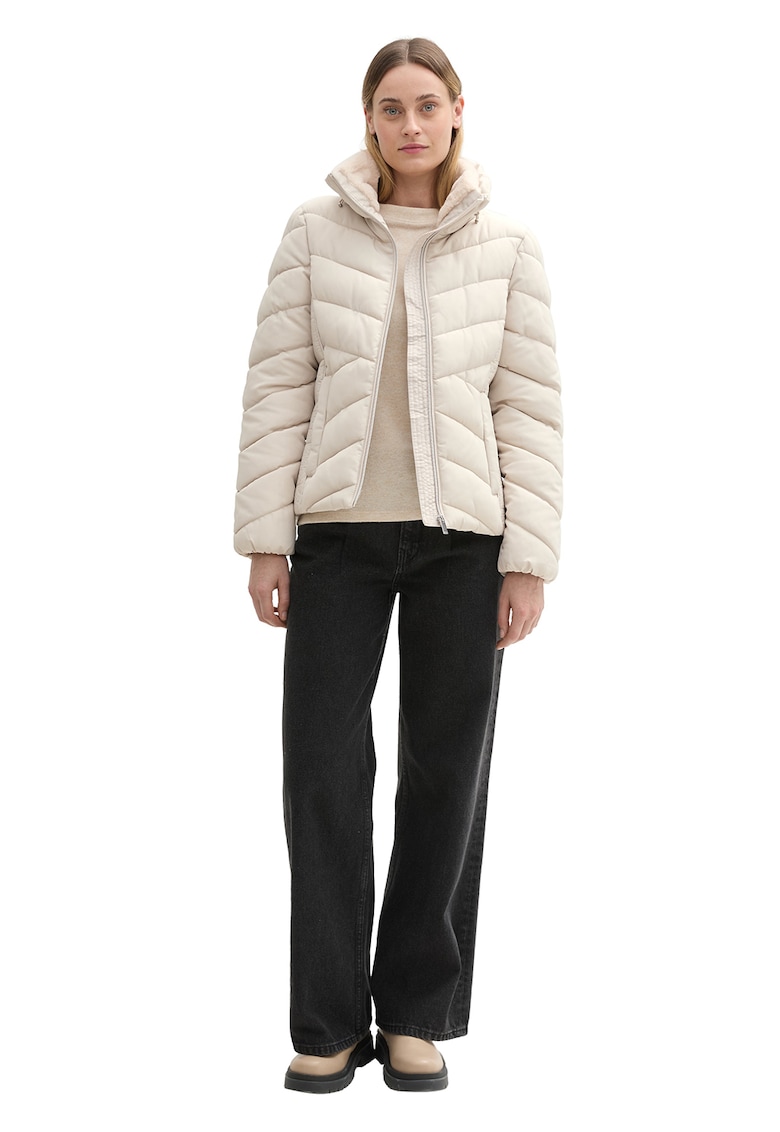 Geaca matlasata cu guler inalt