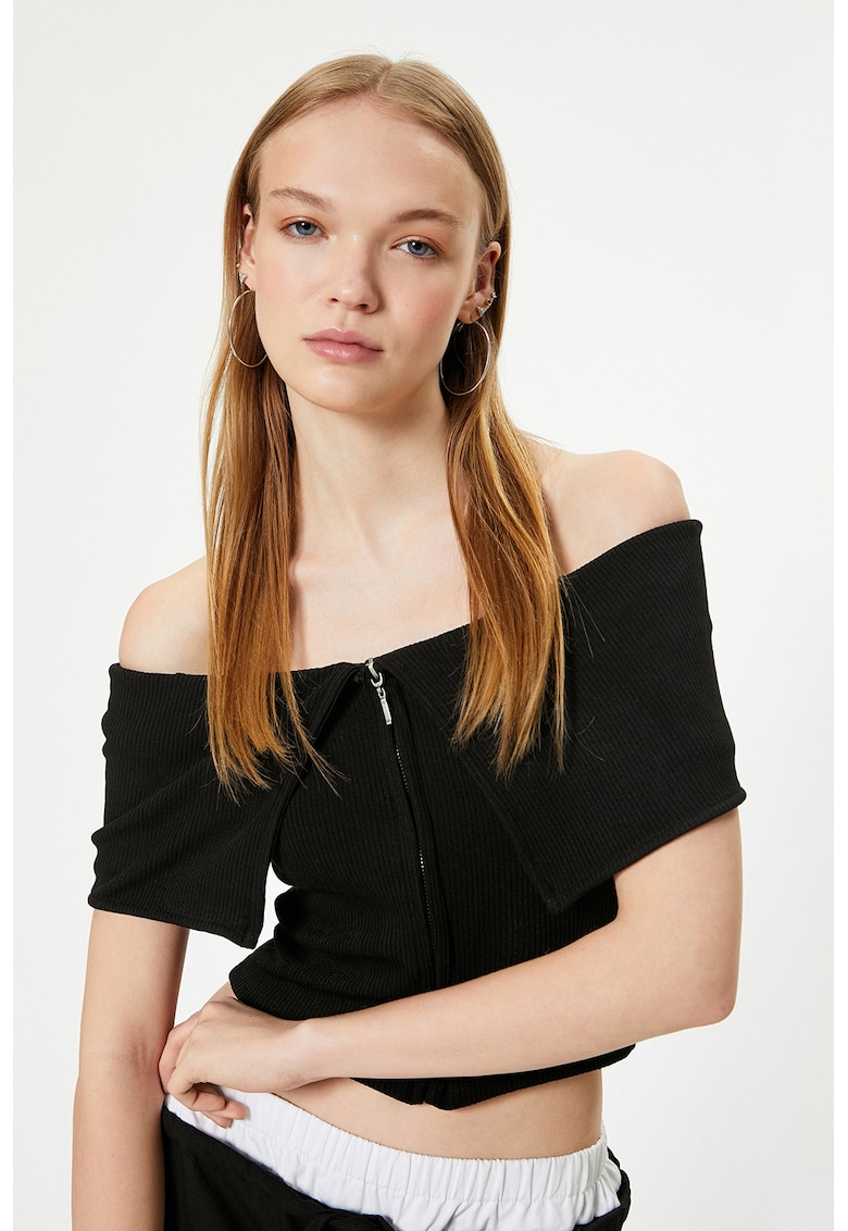 Bluza crop cu decolteu pe umeri