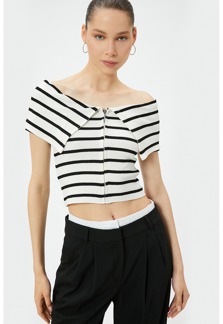 Bluza crop cu dungi si decolteu pe umeri