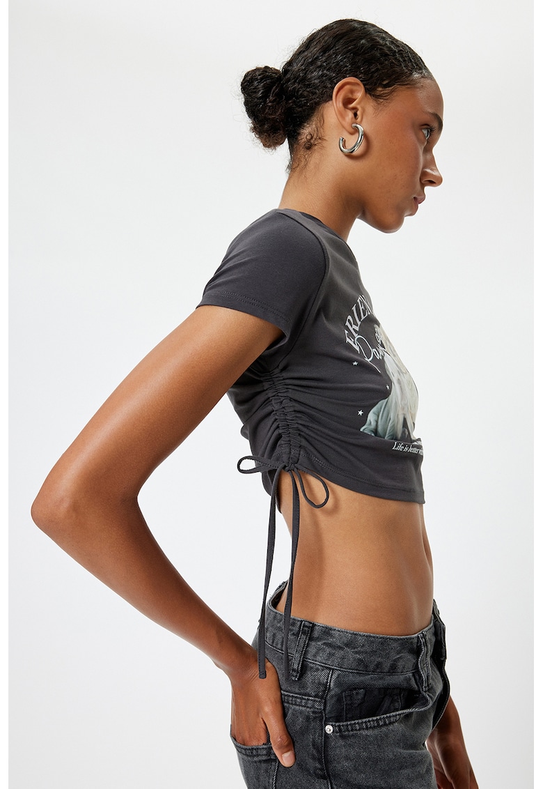 Tricou crop cu imprimeu si snururi laterale