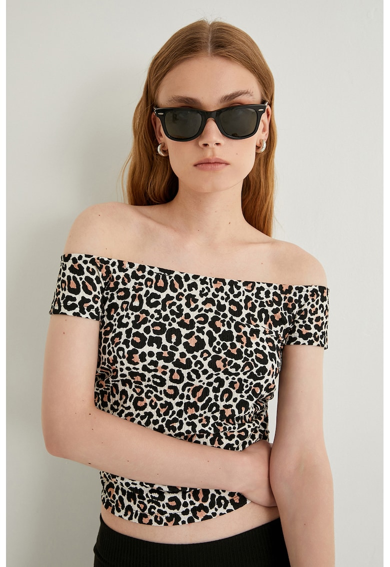 Bluza cu decolteu pe umeri si animal print