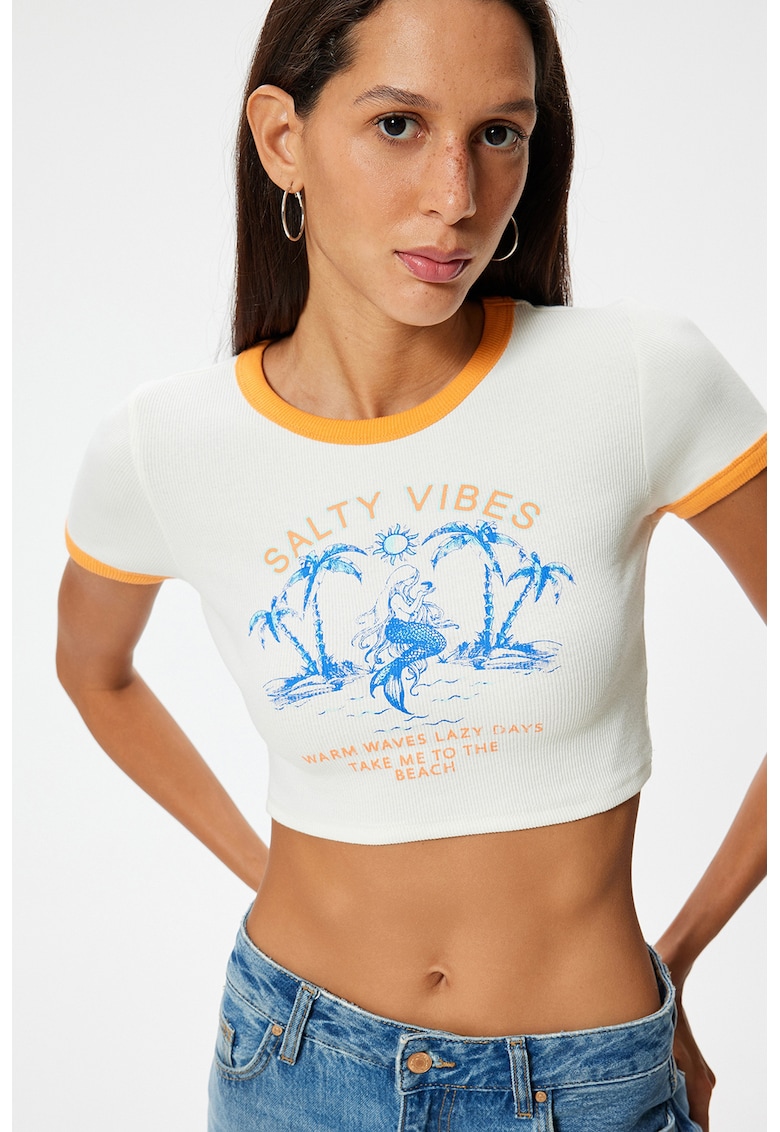 Tricou cu decolteu la baza gatului si imprimeu