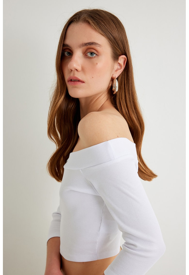 Bluza striata cu decolteu pe umeri si maneci 3/4