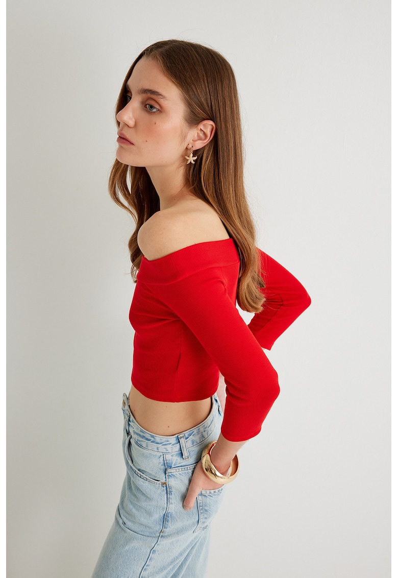 Bluza striata cu decolteu pe umeri si maneci 3/4