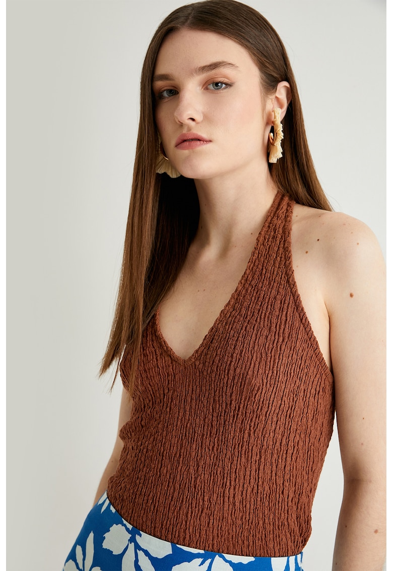 Top cu decolteu halter si aspect texturat