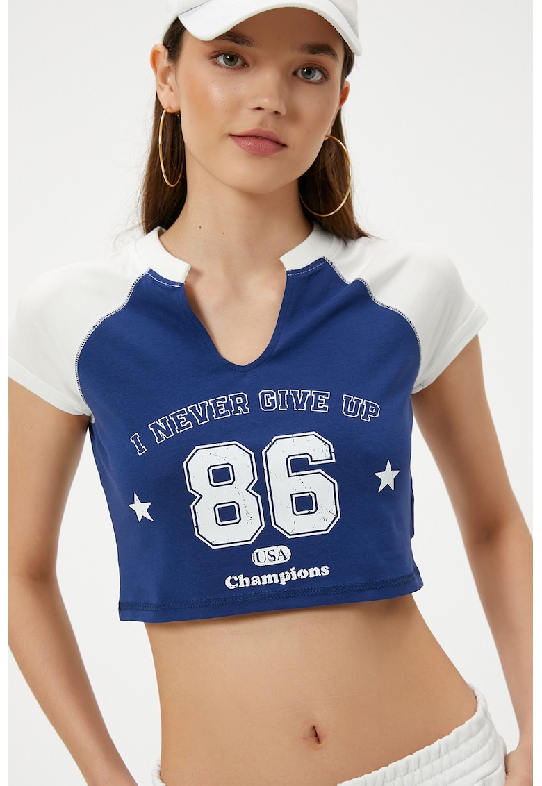 Tricou crop cu decolteu rotund si decupaj in V