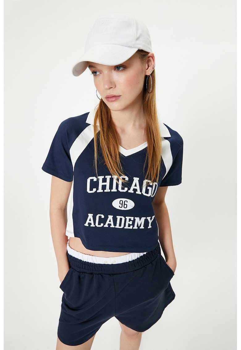 Tricou crop cu model text