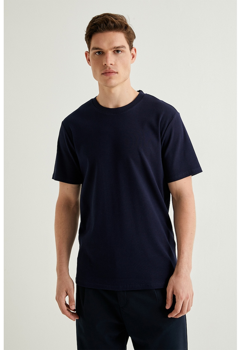 Tricou striat cu decolteu la baza gatului