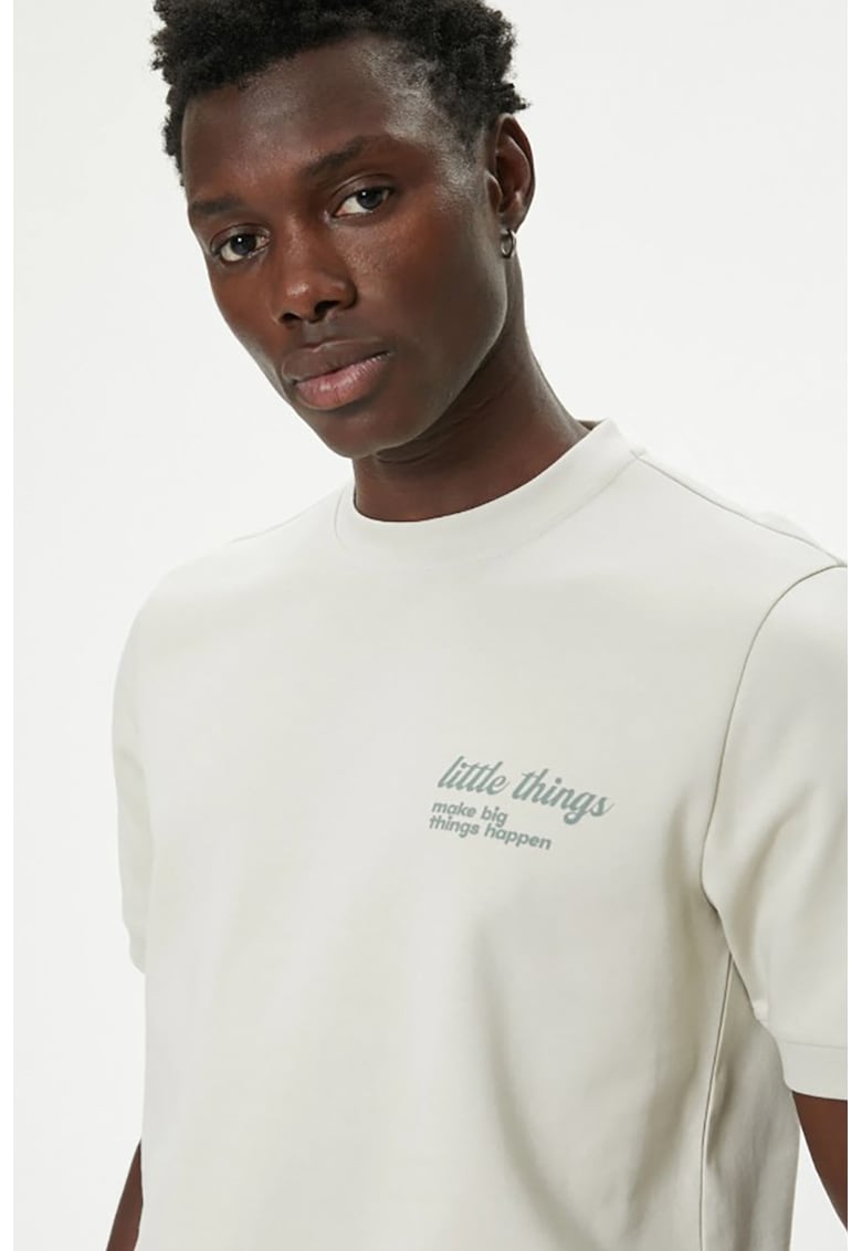 Tricou cu decolteu la baza gatului si imprimeu text