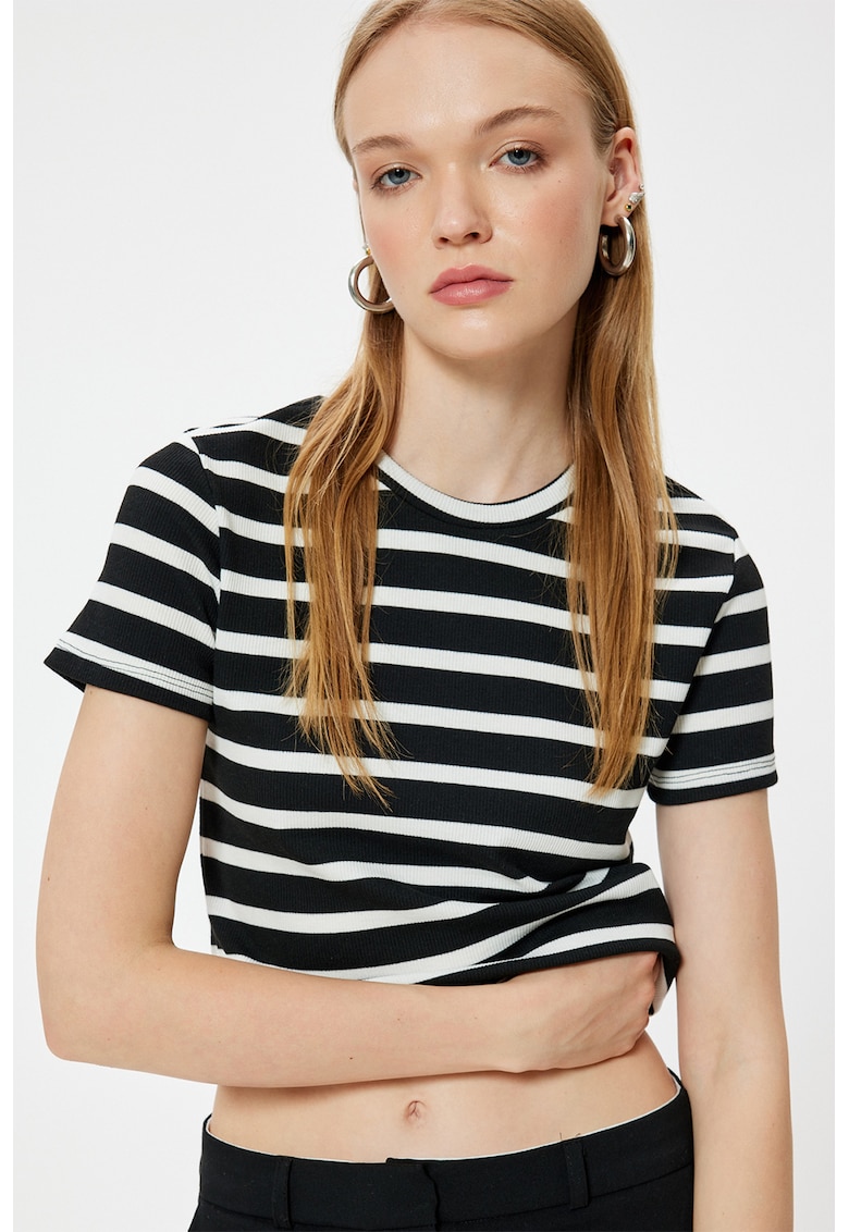 Tricou crop slim fit cu model in dungi Tricou crop slim fit cu model in dungi