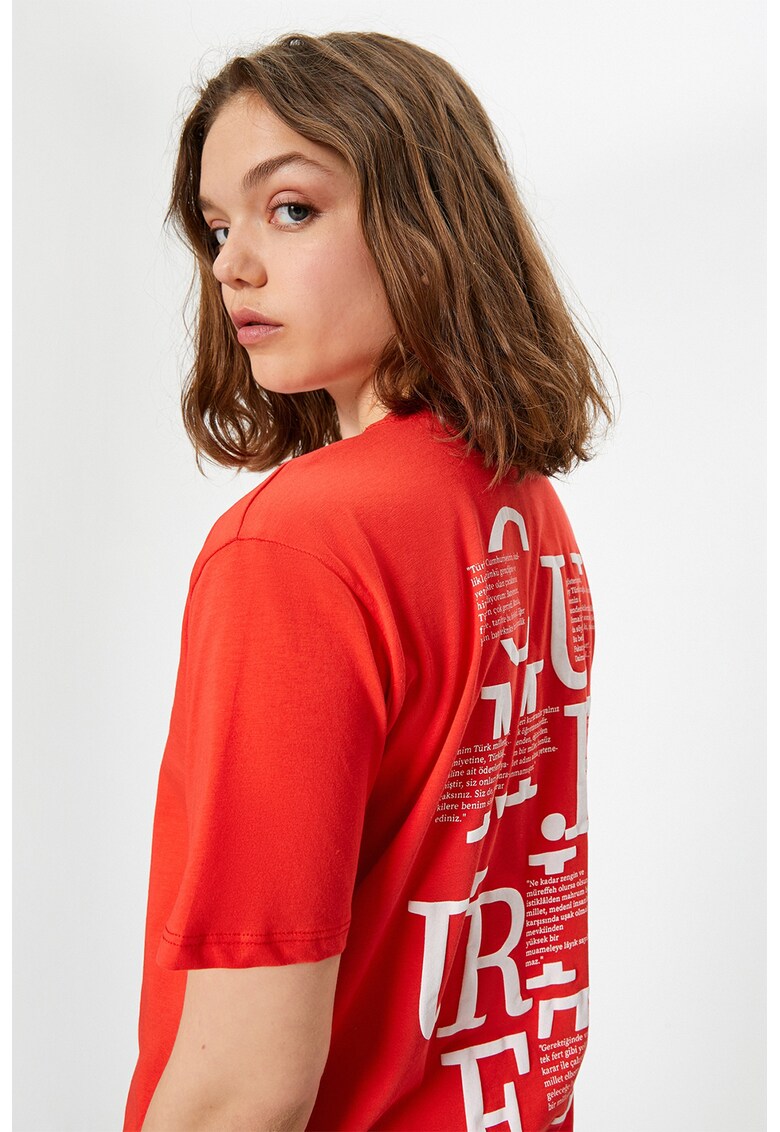 Tricou cu decolteu la baza gatului si imprimeu pe partea din spate - Rosu