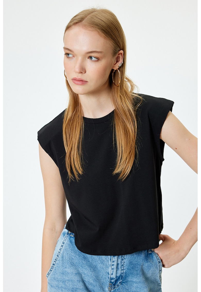 Tricou cu decolteu la baza gatului si model uni Tricou cu decolteu la baza gatului si model uni