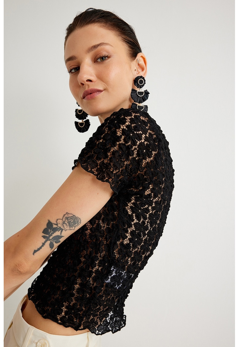 Tricou crop din dantela