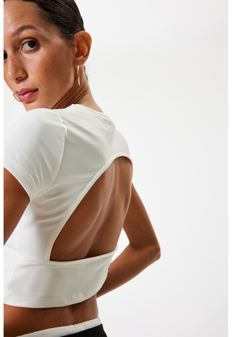Tricou crop cu decupaj pe partea din spate