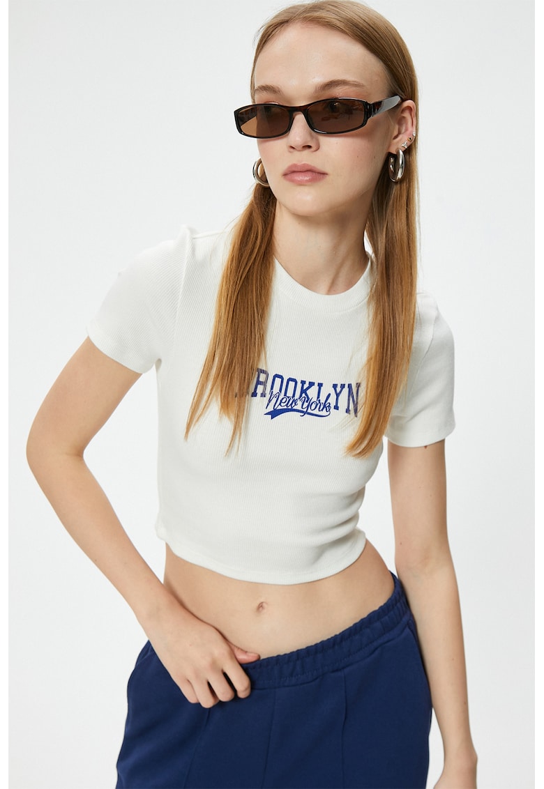 Tricou crop slim fit cu imprimeu pe spate