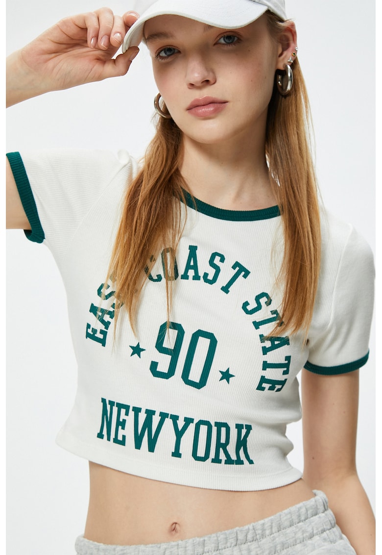 Tricou crop slim fit cu imprimeu