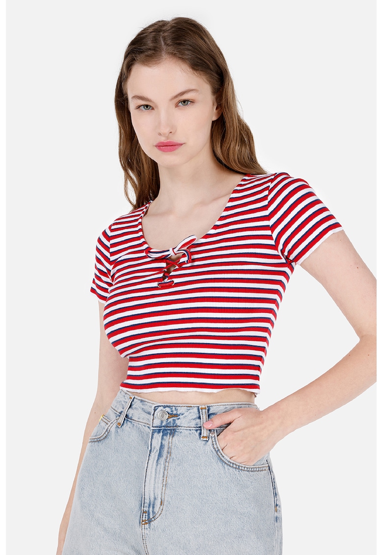 Tricou crop cu model in dungi si decolteu rotund