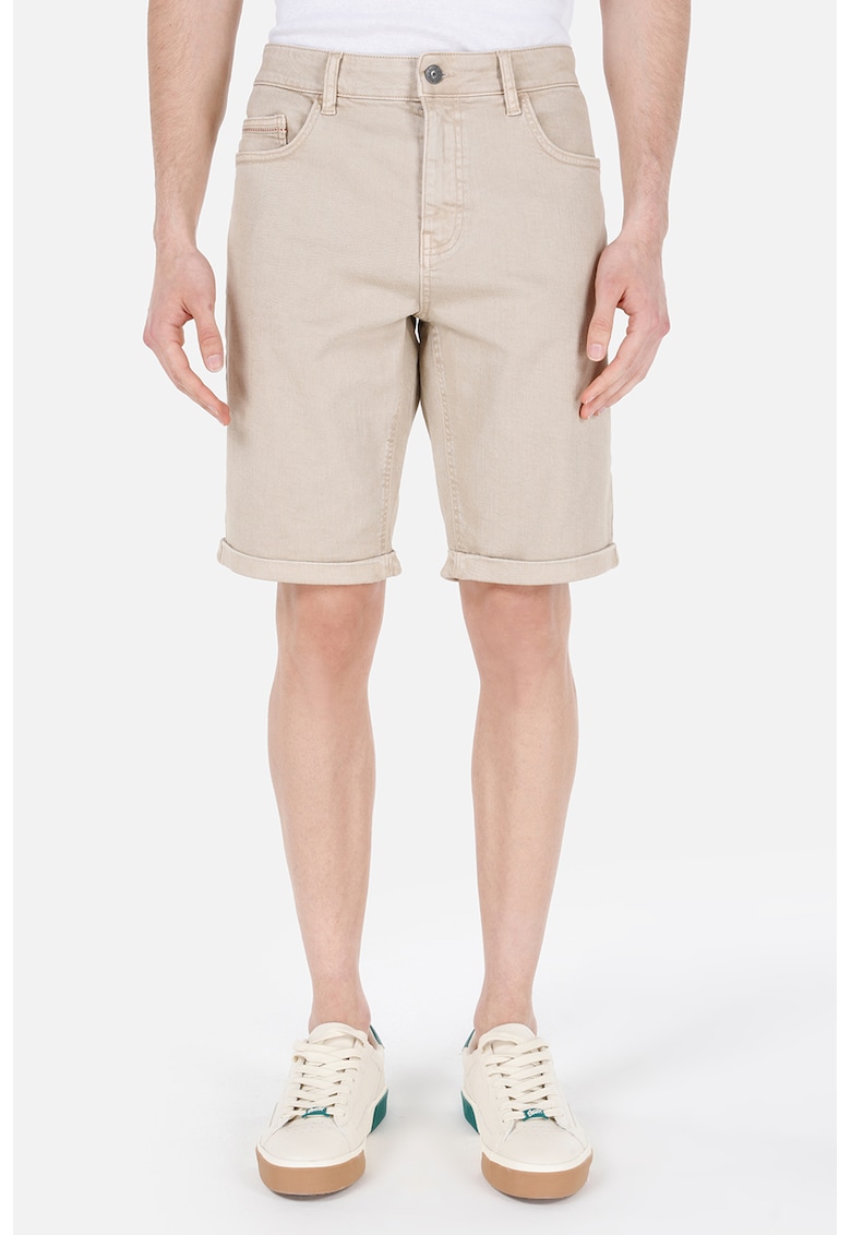 Blugi scurti cu terminatii rulate